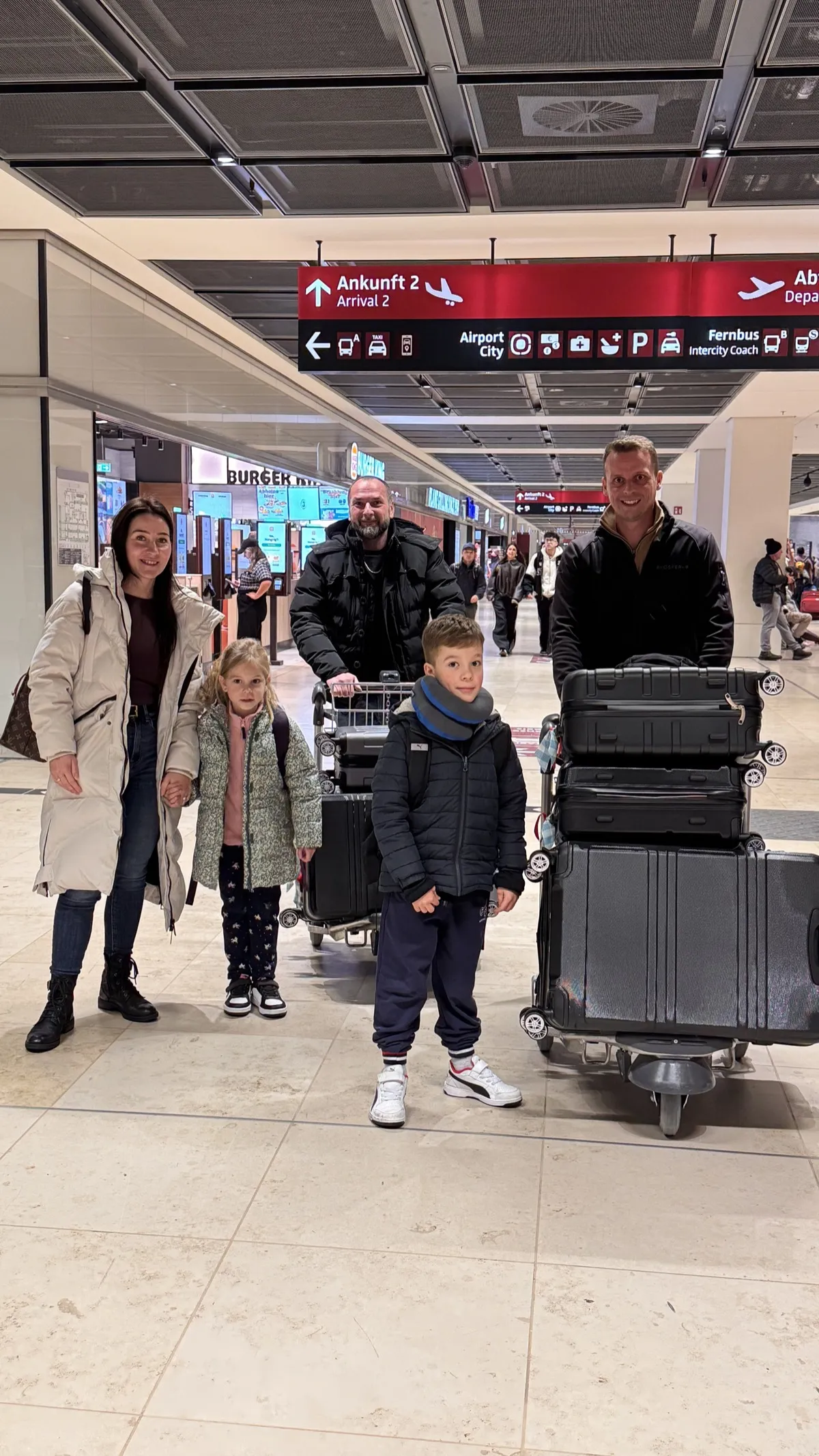 Familie Reisch am Flughafen BER mit 6 Koffern