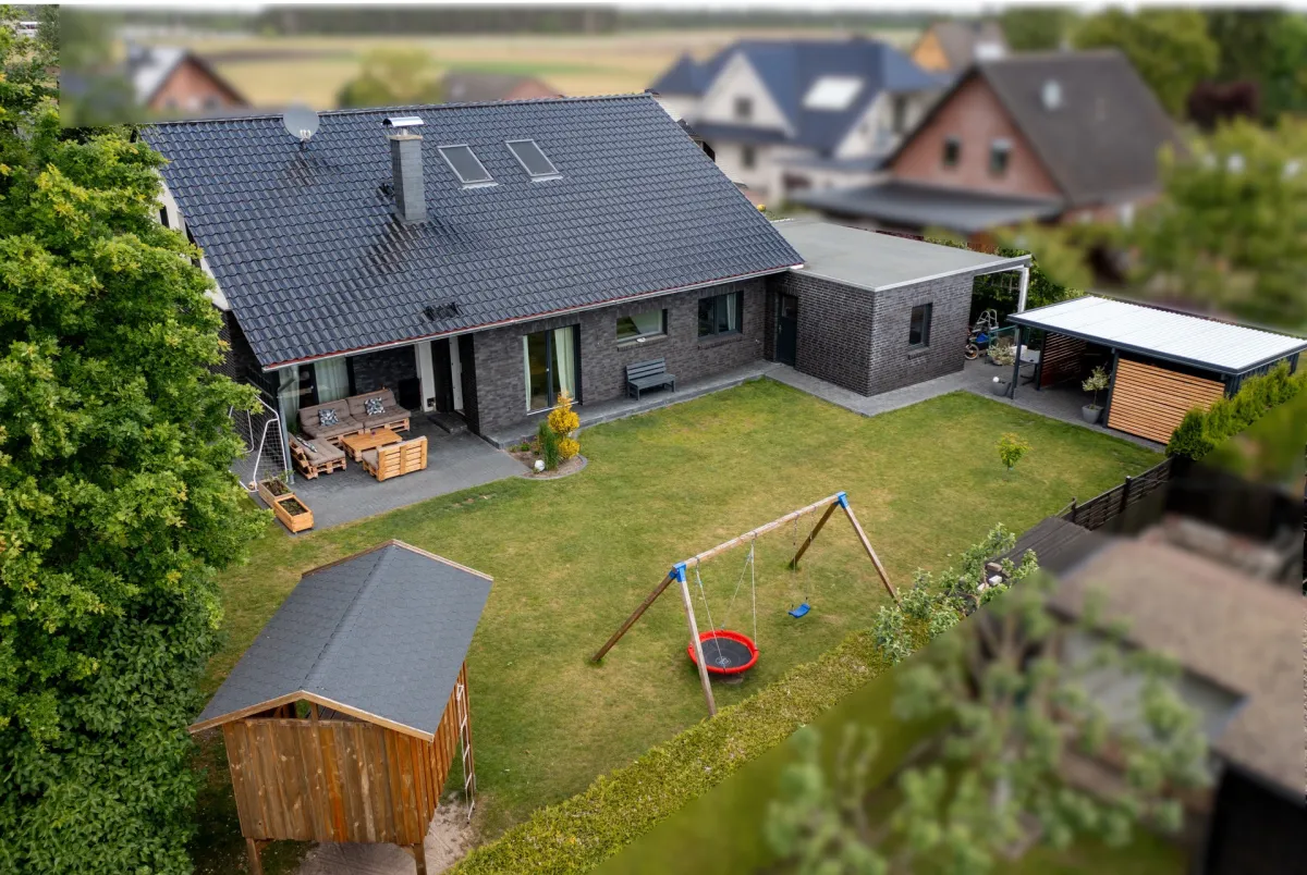 Das fertige Haus von oben — Garten, Schaukel, alles selbst gebaut