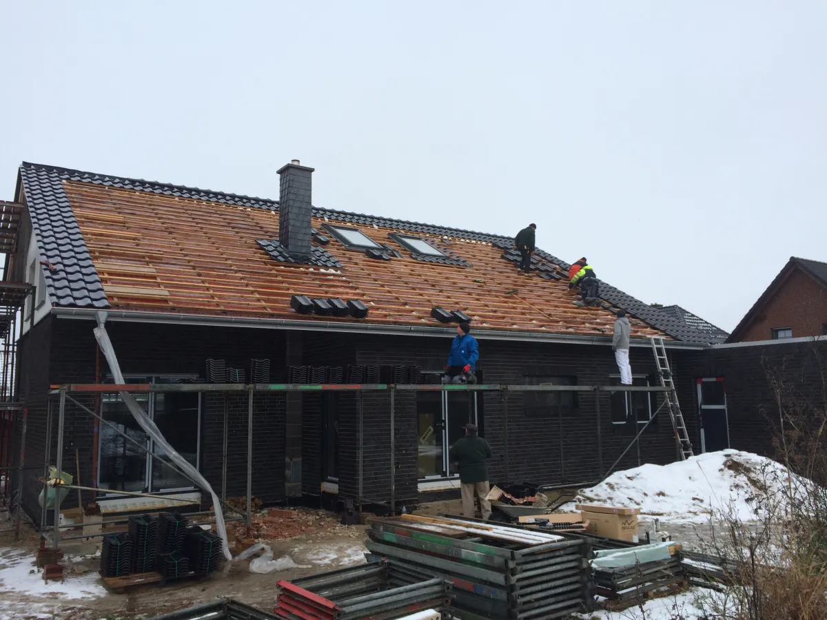 Dachstuhl wird gebaut — jeder Ziegel von Hand