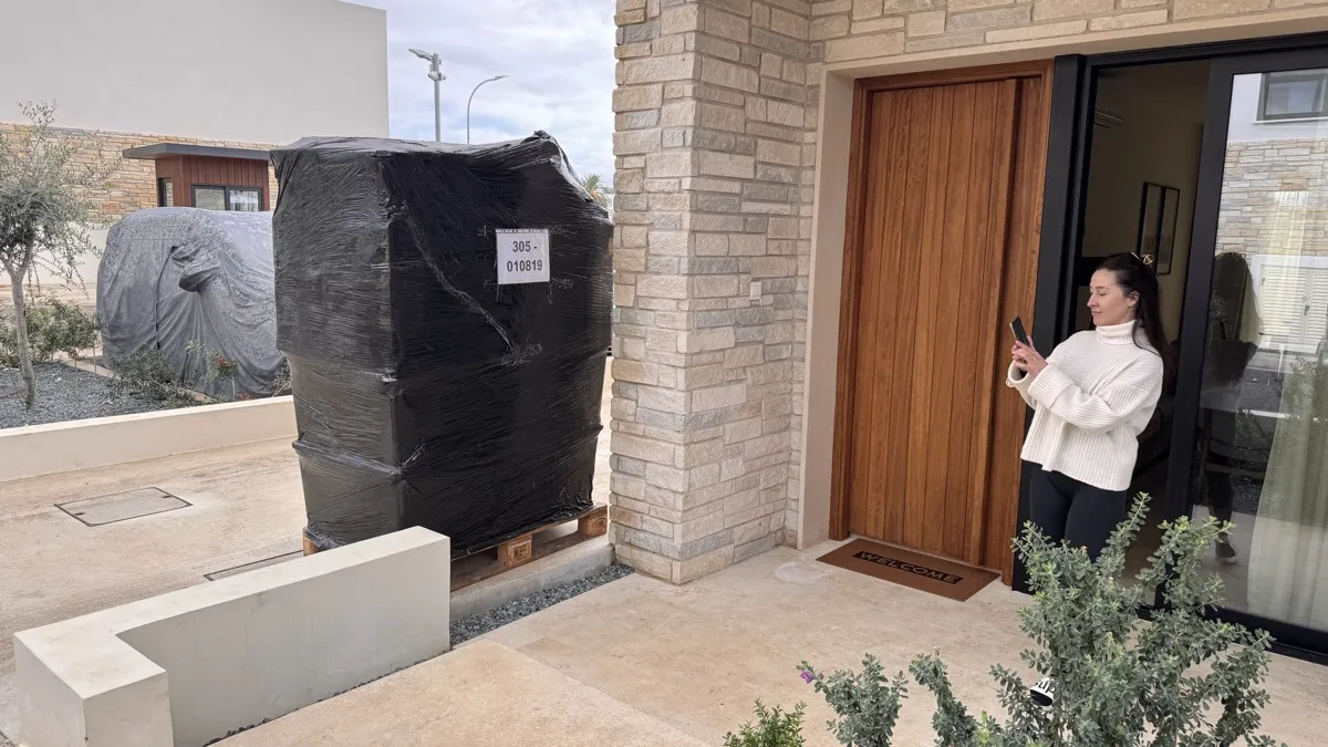 Erste Lieferung am neuen Haus in Zypern