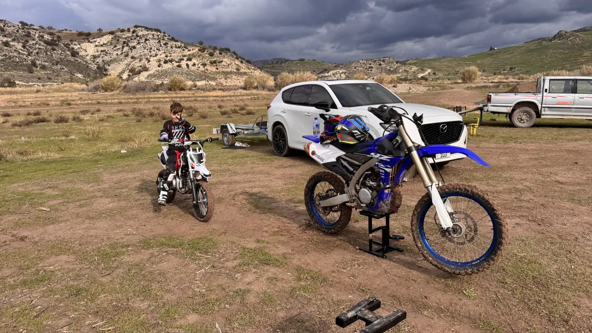 Riding Spot — Sohn auf dem Kinderbike, Yamaha daneben